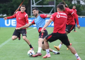 (VIDEO) Përgatitjet për ndeshjen ndaj Spanjës, një mbrojtës mungon në stërvitjen e kuqezinjve