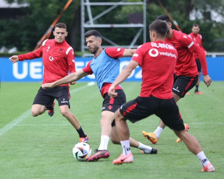 (VIDEO) Përgatitjet për ndeshjen ndaj Spanjës, një mbrojtës mungon në stërvitjen e kuqezinjve