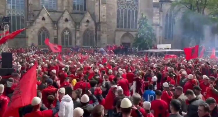 Dallga e madhe e kuqe niset drejt stadiumit, tifozët kanë pushtuar Dortmundin