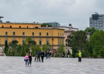 Tenderi: Shteti del “në shitje”, jep pronat e veta tek privati, në këmbim do marrë zyra