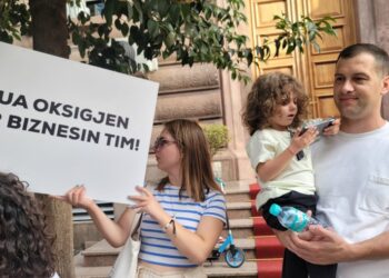 Qytetarët dalin në protestë kundër taksës së qeverisë për profesionet e lira