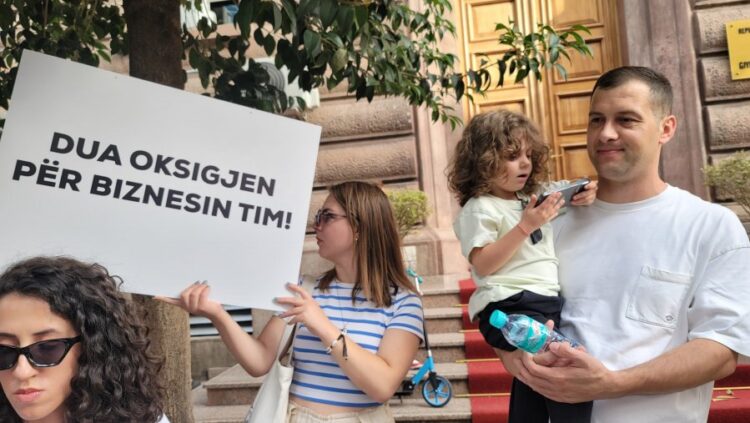 Qytetarët dalin në protestë kundër taksës së qeverisë për profesionet e lira