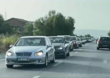 Video – Fundjava risjell trafikun kilometrik në rrugët e vendit