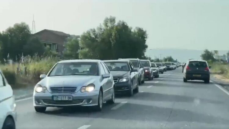 Video – Fundjava risjell trafikun kilometrik në rrugët e vendit