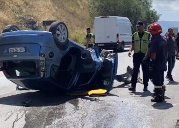 Aksident në Pogradec-Korçë, makina përmbyset në rrugë