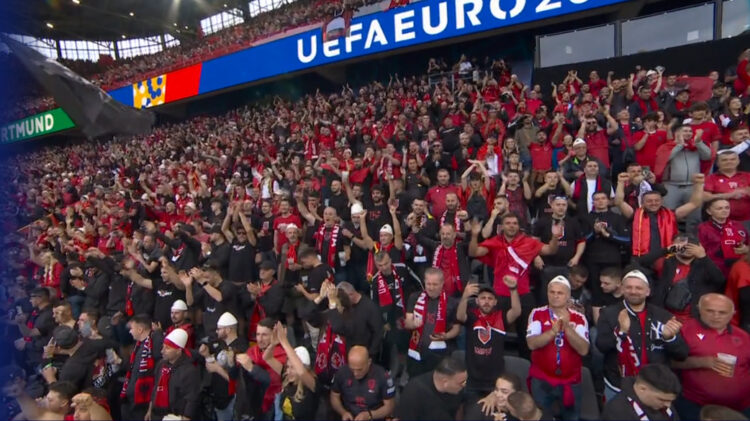 “O sa mirë me qenë shqiptarë”, stadiumi tundet kur Kombëtarja kuqezi del në fushë