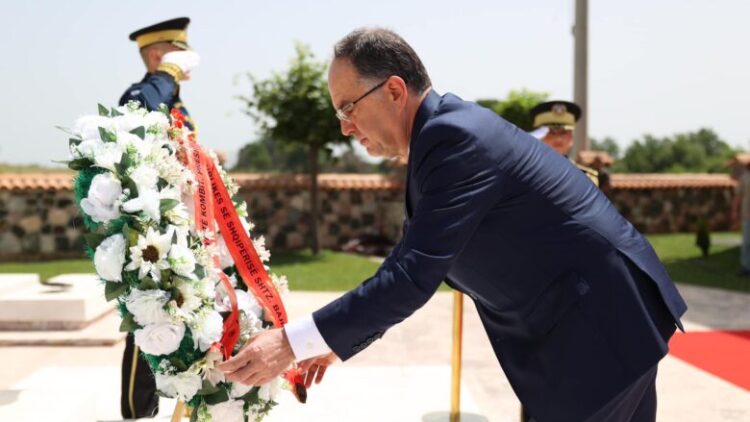 Presidenti Begaj vizitë në Kosovë, nderohet me titullin “Qytetar Nderi” i Deçanit