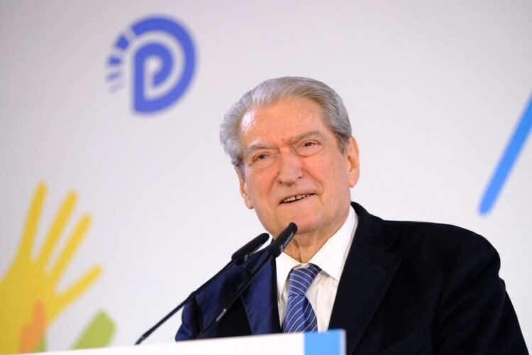 Nga non-grata te persekutimi politik, Berisha nxjerr në shitje librin: Të ardhurat do të shkojnë për fëmijët…