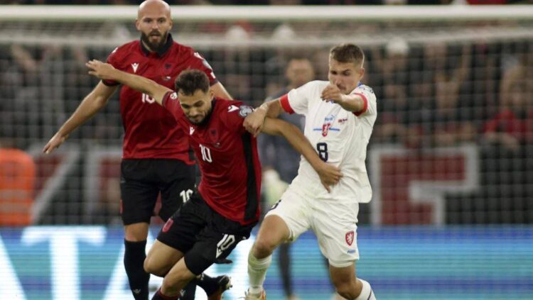 Situatë e pazakontë, mesfushori bie nga biçikleta dhe humbet ‘Euro 2024’