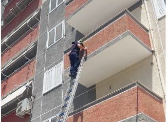 Mbeti aksidentalisht vetëm në banesë, shpëtohet foshnja 6 muajshe në Berat