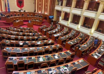 FOTO-LAJM/ Ministrat braktisin Kuvendin, vetëm 10 deputetë në sallë