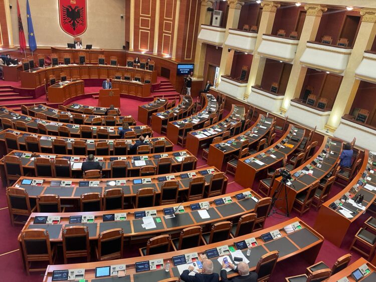 FOTO-LAJM/ Ministrat braktisin Kuvendin, vetëm 10 deputetë në sallë