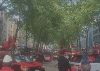 Dortmundi pushtohet nga tifozët kuqe e zi/VIDEO