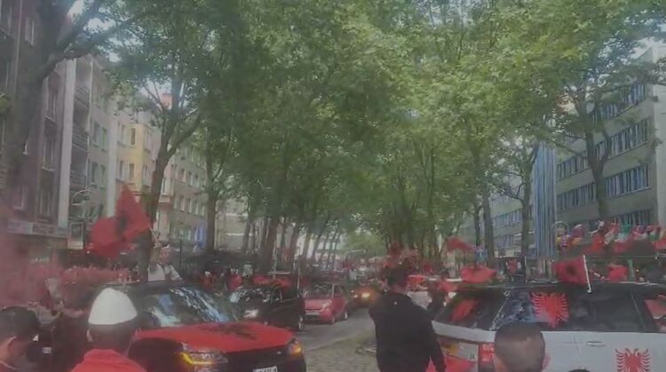 Dortmundi pushtohet nga tifozët kuqe e zi/VIDEO