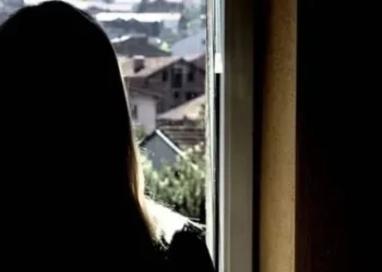 Dhunimi i 29-vjeçares nga babai dhe vllai në Vlorë, mamaja hedh poshtë akuzat: Kaloi një krizë…