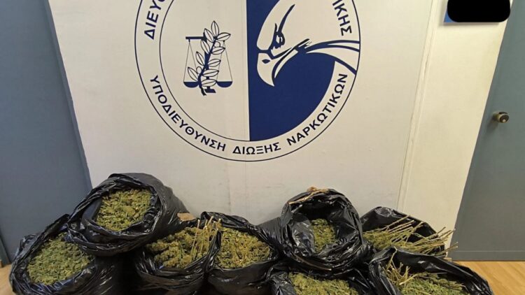 EMRAT/Sekuestrohen drogë dhe armë në Athinë, arrestohet tre shqiptarë