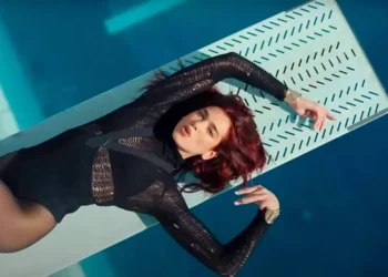 Dua Lipa, zyrtarisht artistja e parë në histori me 5 këngë me nga 2 miliardë dëgjime në Spotify/ FOTO