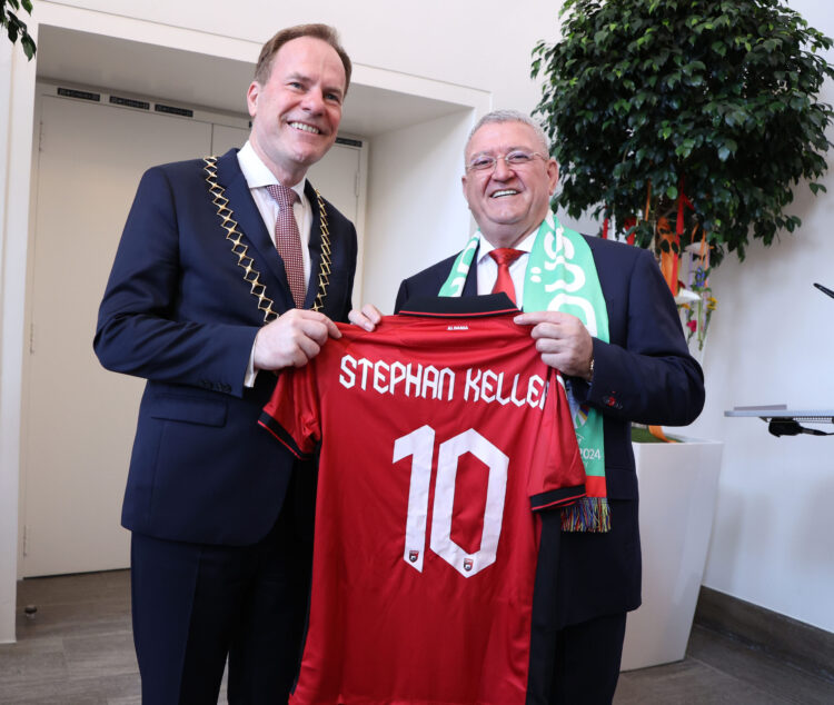 Shqipëri-Spanjë, Bashkia e Dyseldorfit pritje për dy federatat, Duka: Vetëm futbolli i bashkon kaq shumë njerëzit