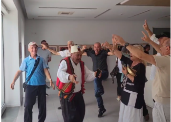 Video/ Gjykata u riktheu vulën dhe logon, shpërthen festa në selinë e PD: O Berishë o hero…