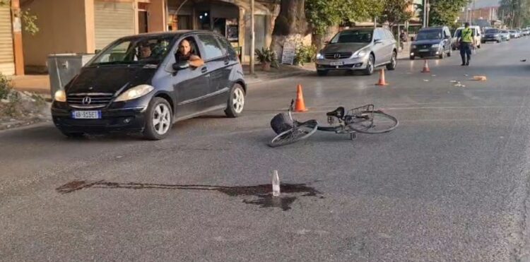 Aksident në aksin Fier-Levan, makina përplas 80-vjeçarin që udhëtonte me biçikletë