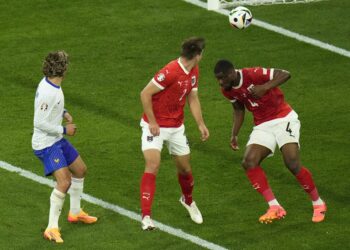 “Gjelat” fitojnë nga një autogol i austriakëve, Mbape dëmtohet rëndë