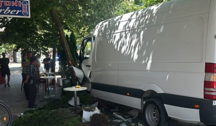 FOTO/ Furgoni merr përpara shtyllën elektrike dhe pemët në Pogradec, përfundon në lokal