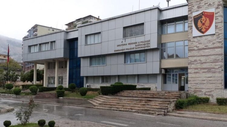 Përdhunoi të miturën, arrestohet 19-vjeçari në Gjirokastër