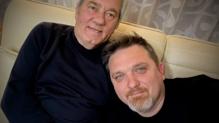 “Më ka marrë malli për…”, Juli poston foton e veçantë me të atin