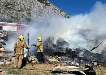 Përfshihet nga zjarri kasollja me bagëti dhe ushqim për kafshët, 3 mjete zjarrfikëse në vendngjarje