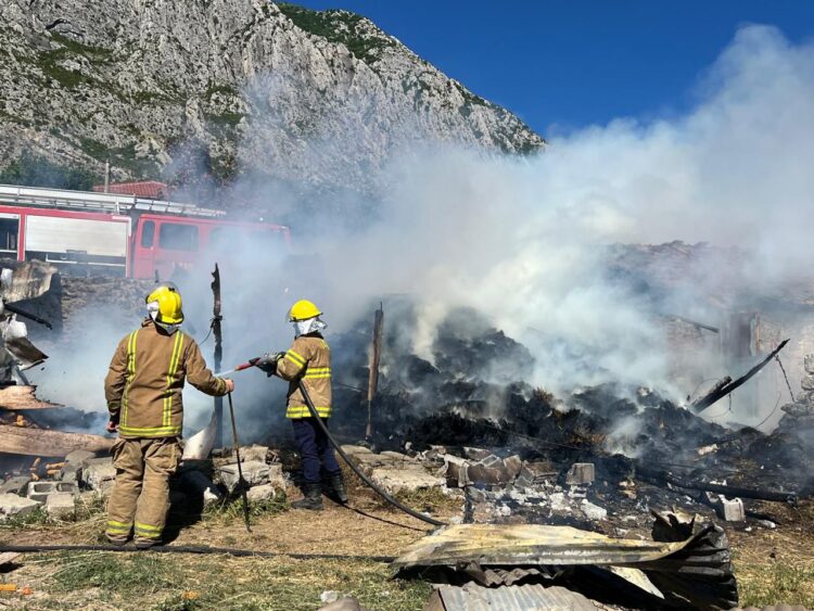 Përfshihet nga zjarri kasollja me bagëti dhe ushqim për kafshët, 3 mjete zjarrfikëse në vendngjarje