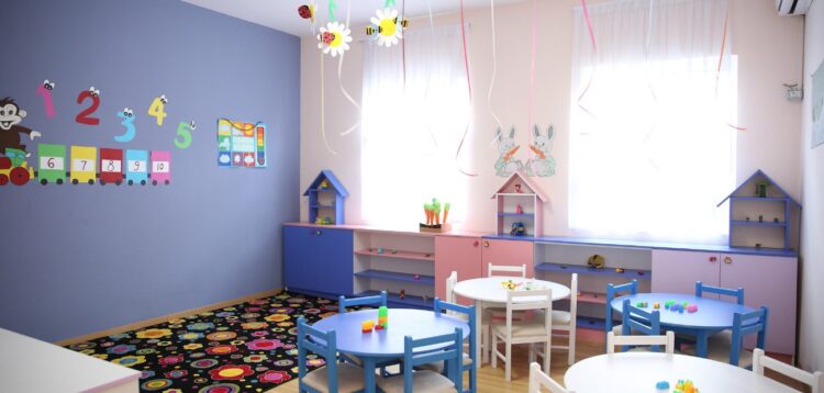 Mungesa e kopshteve dhe çerdheve “mban” gratë në zonat rurale larg tregut të punës