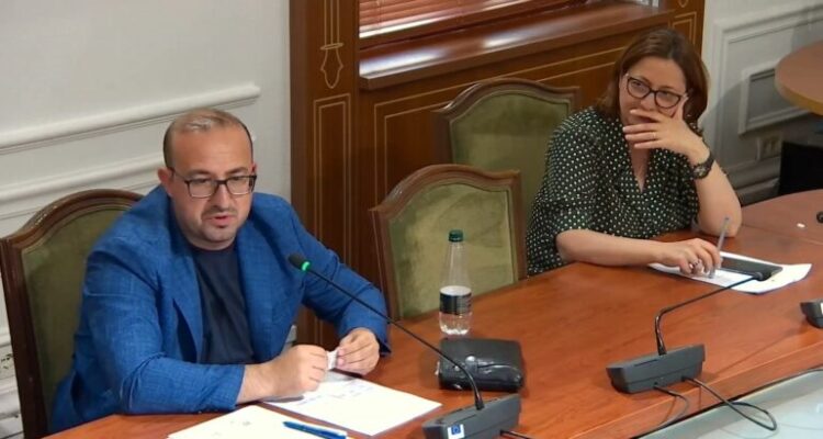 Ironia e Korreshit: Këtu të vdekurit po presin të marrin vendimin nga gjykatat për t’u kthyer në punë