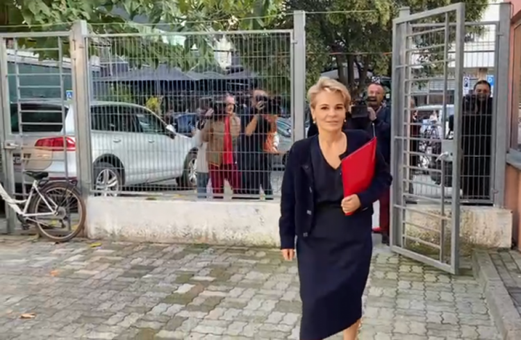 Monika Kryemadhi paraqitet në Prokurorinë e Posaçme