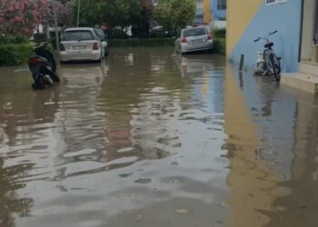 Reshje të dendura shiu në Lezhë, përmbyten disa rrugë të qytetit