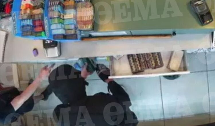 Nën kërcënimin e thikës i riu shqiptar grabiste bizneset në Greqi, përfundon në pranga/ VIDEO