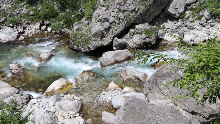 U fut në lumin Cen për t’u larë, humb jetën 22 vjeçari në fshatin Niçk