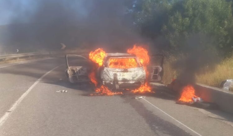 Makina përfshihet nga flakët në aksin Qafë Thanë-Pogradec