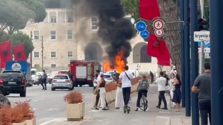 Shqiptares i kthehen pushimet në makth, makina i merr flakë në bulevardin “Dëshmorët e Kombit”