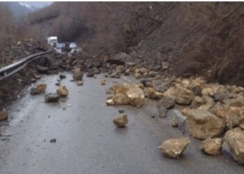 E frikshme në rrugën e Arbrit, shkëmbi bie mbi makinë, disa të plagosur