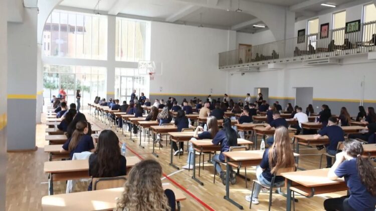 28 mijë maturantë do të testohen nesër për Gjuhën Shqipe dhe Letërsinë