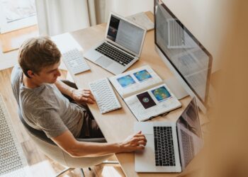 Të rinjtë shqiptarë zgjedhin platformat online, rreth 15 mijë persona të punësuar në Shqipëri