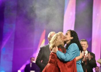 “Të këndoftë zemra përgjithmonë!”, Vjosa Osmani uron Shkurte Fejzën