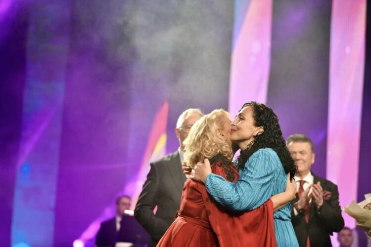 “Të këndoftë zemra përgjithmonë!”, Vjosa Osmani uron Shkurte Fejzën