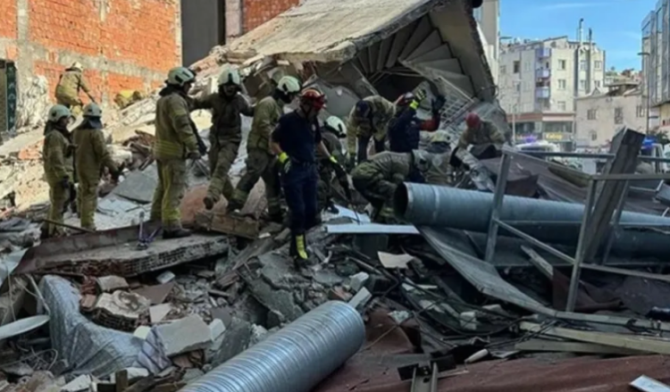 VIDEO/ Shembet pallati 4-katësh në Stamboll, nën rrënoja dëgjohen zërat e banorëve