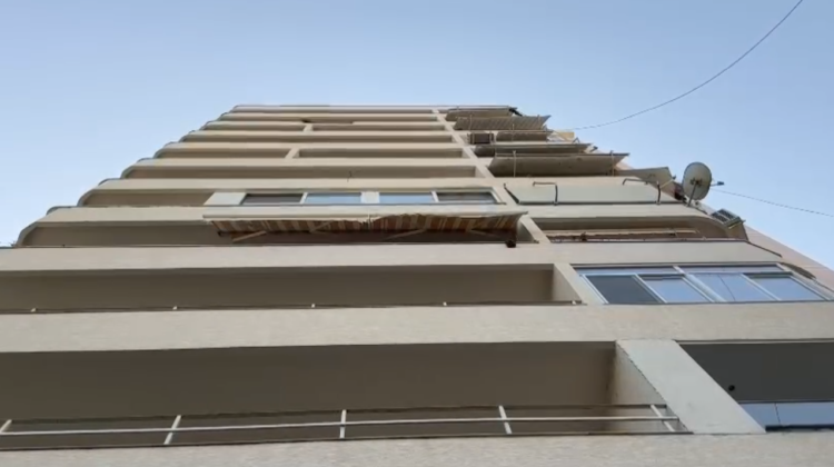 E moshuara i jep fund jetës në Vlorë, hidhet nga kati i pestë i pallatit (Emri)