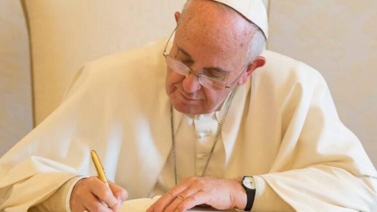 Papa Françesku shpall edhe dy martirë shqiptarë, shkon në 40 numri i klerikëve