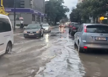 Reshje të dendura shiu në Lezhë, përmbyten disa rrugë të qytetit