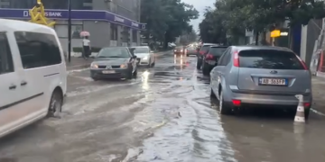 Reshje të dendura shiu në Lezhë, përmbyten disa rrugë të qytetit