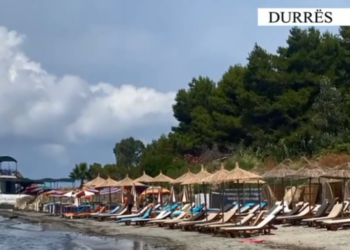 Kishin zënë hapësirat e plazheve publike, procedohen 7 persona në Durrës