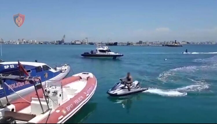 Siguria në plazhe, bllokohen disa mjete lundruese dhe gjobiten pronarët